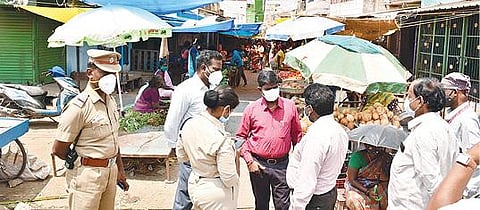 திருவண்ணாமலையில் காய்கறி அங்காடியில் காவல்துறை அதிகாரிகளுடன் ஆய்வு செய்த கோட்டாட்சியர் வெற்றிவேல்.