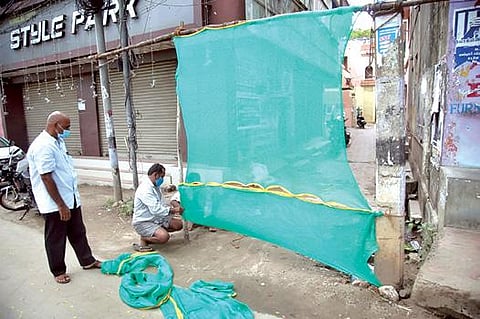 கரோனாவால் அதிகமானோர் பாதிக்கப்பட்டுள்ள நாகர்கோவில் வடசேரி பெரியராசிங்கன் தெருவில் மக்கள் நடமாட்டத்தை தடுக்க தடுப்பு அமைக்கப்பட்டுள்ளது.