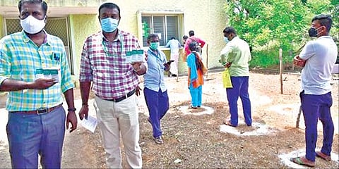 திருநெல்வேலி அரசு மருத்துவக்கல்லூரி மருத்துவமனையில் நீண்ட வரிசையில் காத்திருந்து ரெம்டெசிவர் மருந்து வாங்கிச் சென்ற பொதுமக்கள். படம்: மு.லெட்சுமி அருண்.