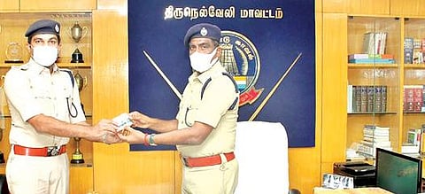 திருநெல்வேலி மாவட்ட காவல் துறையினருக்கு கபசுர குடிநீர் பொடியை காவல்துறை கண்காணிப்பாளர் நெ. மணிவண்ணன் வழங்கினார்.