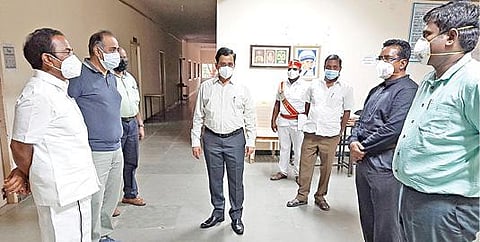 கரோனா தொற்றினால் பாதிக்கப்பட்டவர்களுக்கான தனிமைப்படுத்தும் மையம் அமைப்பது தொடர்பாக சேலம் இரும்பாலையில் ஆட்சியர் ராமன் ஆய்வு மேற்கொண்டார். உடன் சேலம் வடக்கு தொகுதி எம்எல்ஏ ராஜேந்திரன், மாவட்ட வருவாய் அலுவலர் திவாகர் உள்ளிட்டோர்.