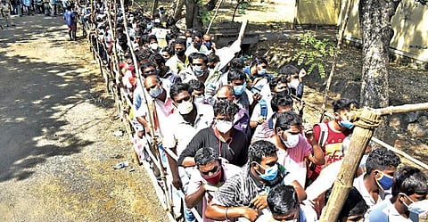 சேலம் இரும்பாலை அரசு மோகன் குமாரமங்கலம் மருத்துவக் கல்லூரியில் நேற்று ரெம்டெசிவிர் மருந்து வாங்க சமூக இடைவெளி இன்றி நீண்ட வரிசையில் காத்திருந்த மக்கள். படம்: எஸ்.குரு பிரசாத்