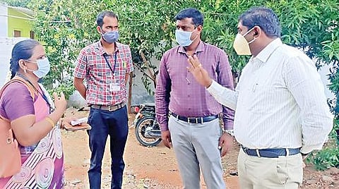 ஈரோடு மாணிக்கம்பாளையம் ரேஷன் கடை பணியாளர்கள் குடும்ப அட்டைதாரர் களின் வீடுகளுக்குச் சென்று கரோனா நிவாரண உதவித் தொகைக்கான டோக்கன் விநியோகம் செய்வதை மாவட்ட ஆட்சியர் சி.கதிரவன் நேரில் ஆய்வு செய்தார்.