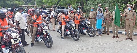 விழுப்புரத்தில் மஞ்சள் படைப் பிரிவு போலீஸாருக்கு வாகனங்களை அளித்த டிஐஜி பாண்டியன் கொடியசைத்து தொடக்கி வைத்தார்.