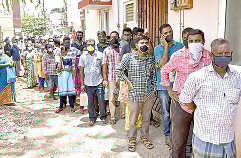 தாம்பரம் சுற்று வட்டாரப் பகுதிகளில் புதிய குடும்ப அட்டை கேட்டு விண்ணப்பித்தவர்கள், திருத்தம் மற்றும் மாற்றங்களுக்காக விண்ணப்பித்தவர்களுக்கு புதிய ஸ்மார்ட் அட்டை தாம்பரம் தாலுகா அலுவலகத்தில் நேற்று வழங்கப்பட்டது. கரோனா நிவாரணம் ரூ.2,000 பெற குடும்ப அட்டை தேவைப்படுவதால் கூட்டம் முண்டியடித்தது. கரோனா தொற்று பரவும் அபாயம் உள்ள சூழலை மக்கள் புரிந்துகொண்டு, அதற்கேற்ப செயல்பட வேண்டும் என்பதே அனைவரின் எதிர்பார்ப்பு. படம்: எம்.முத்துகணேஷ்