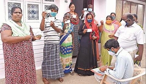 ரேஷன் கடைகளில் ரூ.2 ஆயிரம் பெற - வீடு, வீடாக டோக்கன் விநியோகம் :