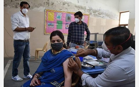 கரோனா தடுப்பூசி கொள்கையில் நீதித் துறை தலையிட கூடாது: உச்ச நீதிமன்றத்தில் மத்திய அரசு மனு தாக்கல்