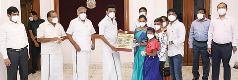 தமிழகத்தில் அரிசி குடும்ப அட்டைதாரர்களுக்கு கரோனா நிவாரண நிதியாக முதல்கட்டமாக ரூ.2 ஆயிரம் வழங்கும் திட்டத்தை சென்னை தலைமைச் செயலகத்தில் முதல்வர் மு.க.ஸ்டாலின் நேற்று தொடங்கி வைத்தார். அருகில் கூட்டுறவுத் துறை அமைச்சர் ஐ.பெரியசாமி, உணவுத் துறை அமைச்சர் அர.சக்கரபாணி, தலைமைச் செயலர் வெ.இறையன்பு மற்றும் அரசு உயரதிகாரிகள்.