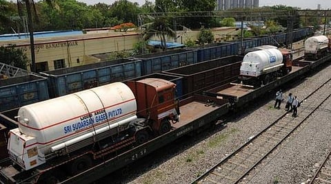 ரயில்கள் மூலம் ஒரே நாளில் 831 மெட்ரிக் டன் திரவ மருத்துவ ஆக்சிஜன்