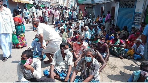 மார்க்கெட் இடமாற்றம் செய்வதற்கு எதிர்ப்பு: விருதுநகரில் வியாபாரிகள் சாலை மறியல் போராட்டம்