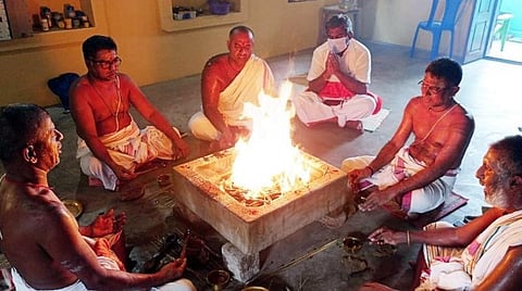 கரோனா பாதிப்பிலிருந்து விடுபட ராமேசுவரத்தில் நடைபெற்ற யாகம்.