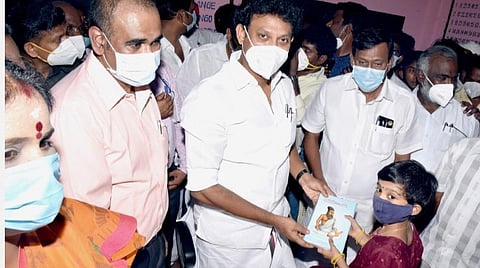 அதிகை முத்தரசியைப் பள்ளிக் கல்வித்துறை அமைச்சர் அன்பில் மகேஷ் பொய்யாமொழி பாராட்டிப் புத்தகத்தைப் பரிசாக அளித்தார்.