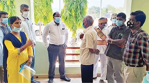 வாணியம்பாடி அடுத்த ஆலங்காயம் பகுதியில் உள்ள பள்ளியில் கரோனா சிறப்பு சிகிச்சை மையம் அமைப்பது குறித்து பார்வையிட்ட மாவட்ட ஆட்சியர் சிவன் அருள்.