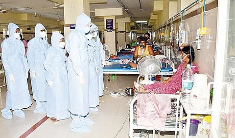 திருவண்ணாமலை அரசு மருத்துவக் கல்லூரி மருத்துவமனையில் கரோனா நோயாளிகள் சிகிச்சை பெறும் பகுதியை பாதுகாப்பு உடை அணிந்து ஆய்வு செய்த ஆட்சியர் சந்தீப் நந்தூரி.