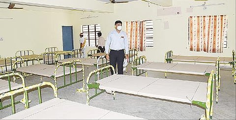 திருவண்ணாமலை யாத்ரி நிவாஸில் அமைக்கப்படும் கரோனா பராமரிப்பு மையத்தை நேற்று ஆய்வு செய்த மாவட்ட ஆட்சியர் சந்தீப் நந்தூரி.