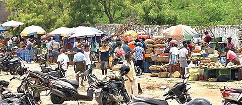 தூத்துக்குடி மில்லர்புரம் பகுதியில் உள்ள தனியார் மைதானத்துக்கு மாற்றப்பட்டு செயல்பட்டு வரும் தற்காலிக காய்கறி சந்தை. படம்: என்.ராஜேஷ்