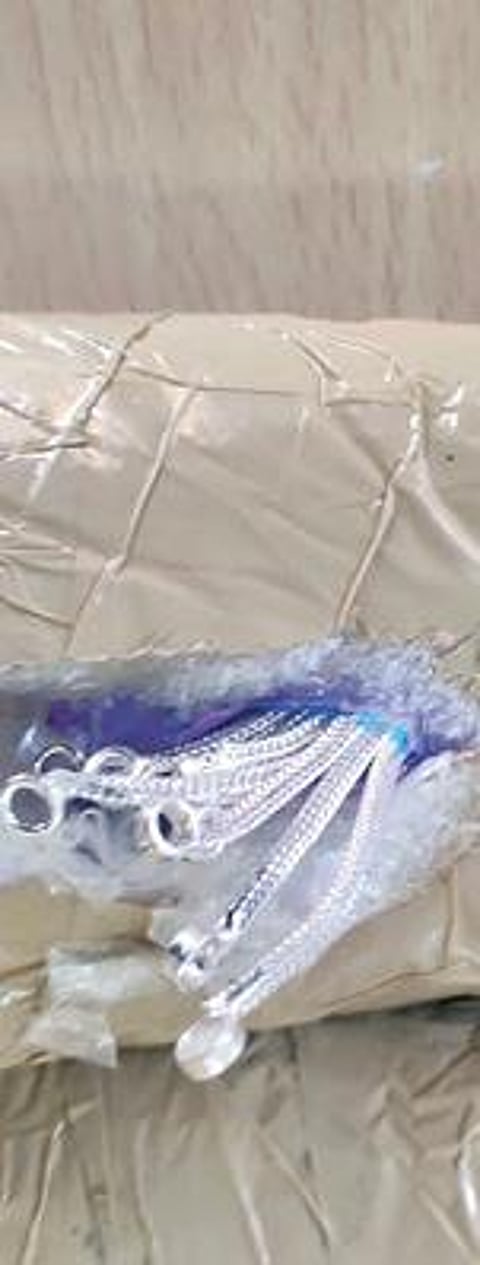 தூத்துக்குடியில் படகு மூலம் இலங்கைக்கு கடத்த முயன்றதாக கியூ பிரிவு போலீஸாரால் பறிமுதல் செய்யப்பட்ட கொலுசு பண்டல்கள்.