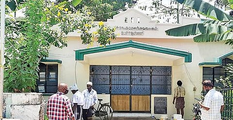 பேராவூரணி எம்எல்ஏ அலுவலகத்துக்கு வெளிர் மஞ்சள் வண்ணம் தீட்டும் பணியில் ஈடுபட்டுள்ள தொழிலாளர்.