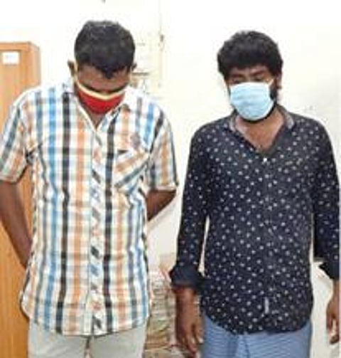 கைது செய்யப்பட்டுள்ள தலைமைக் காவலர் பொன் மாரியப்பன் மற்றும் மோகன்ராஜ்.