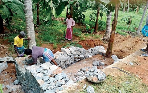 குமரி மாவட்டம் உன்னங்குளம் கிராமத்தில் பாசனக் கால்வாய் அடைக்கப்பட்ட இடத்தில் காங்கிரீட், கருங்கற்களால் கட்டுமானம் எழுப்பி பாதை அமைக்கப்படுகிறது. படம்: எல்.மோகன்