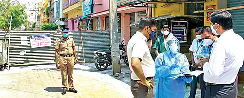 சேலத்தில் கட்டுப்படுத்தப்பட்ட பகுதிகளில் ஒன்றான குகை அம்பலவாண சுவாமி கோயில் வீதியில், சுகாதாரப் பணிகள் குறித்து மாநகராட்சி ஆணையர் ரவிச்சந்திரன் ஆய்வு மேற்கொண்டார்.