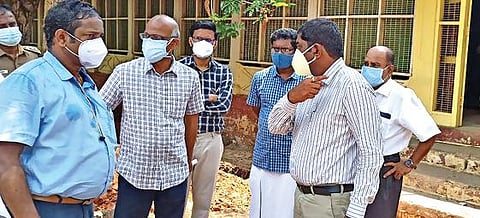 பெருந்துறையில் உள்ள ஈரோடு அரசு மருத்துவக் கல்லூரி மருத்துமனையில் கூடுதல் படுக்கை வசதிகள் ஏற்படுத்துவது தொடர்பாக ஈரோடு மாவட்ட ஆட்சியர் சி.கதிரவன் ஆய்வு மேற்கொண்டார்.