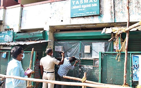 டாஸ்மாக் கடைகள் மூடப்பட்டுள்ளதையடுத்து, திருட்டு சம்பவங்கள் நடைபெறாமல் தடுக்க சேலம் டவுன் ரயில் நிலையம் எதிரே உள்ள டாஸ்மாக் கடைக்கு வெல்டிங் வைத்து, பிரதான கதவுக்கு சீல் வைக்கப்பட்டது. படம்: எஸ். குரு பிரசாத்