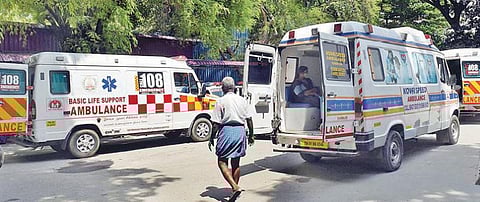 ஆக்சிஜன் வசதியுடன் கூடிய படுக்கைகள் காலியாக இல்லாததால் கரோனா நோயாளிகளுடன் கோவை அரசு மருத்துவமனை வளாகத்தில் நேற்று நிறுத்திவைக்கப்பட்டிருந்த ஆம்புலன்ஸ்கள். படம்:ஜெ.மனோகரன்