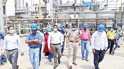 தூத்துக்குடி ஸ்டெர்லைட் ஆலை வளாகத்தில் உள்ள ஆக்சிஜன் உற்பத்தி நிலையத்தில் மாவட்ட ஆட்சியர் கி.செந்தில் ராஜ் தலைமையிலான கண்காணிப்பு குழுவினர் ஆய்வு செய்தனர்.