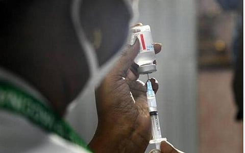 தடுப்பூசி இயக்கத்தில் பின்வரிசையில் இருக்கும் தமிழகத்தை முன்னேற்றுக!