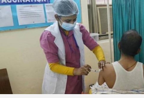 வேலூர் மாவட்டத்தில் 2-வது தவணை கோவாக்சின் கிடைக்காமல் அவதி; யாரும் அச்சப்பட வேண்டாம்- சுகாதாரத்துறை