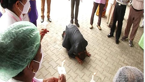 கரோனா வார்டில் பணிபுரியும் செவிலியர் கால்களில் விழுந்து வணங்கிய மருத்துவமனை முதல்வர் ரவீந்திரன்.