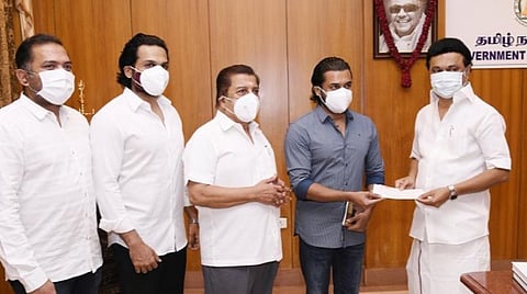 கரோனா தடுப்புப் பணி; நடிகர்கள் சிவகுமார், சூர்யா, கார்த்தி ரூ.1 கோடி நிதி: முதல்வர் ஸ்டாலினிடம் வழங்கினர்