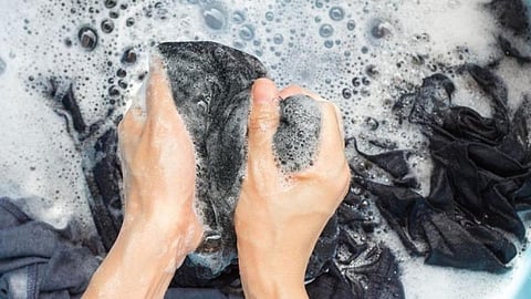 கரோனா காலத்தில் ‘சோப்’ அத்தியாவசிய பொருட்கள் பட்டியலில் இடம்பெறுமா?- தொழிற்சாலைகளை இயக்க முடியாமல் டிடெர்ஜென்ட் உற்பத்தியாளர்கள் தவிப்பு