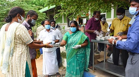 சேலம் அரசு மருத்துவமனையில் சிகிச்சை பெறுபவர்களுடன் உடனிருப்பவர்களுக்கு, இந்து சமய அறநிலையத்துறை சார்பில் மொத்தம் 500 உணவுப் பொட்டலங்கள் வழங்கப்பட்டன. | படம்: எஸ்.குரு பிரசாத்.