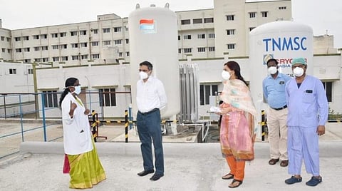 புதுக்கோட்டை அரசு மருத்துவக் கல்லூரி மருத்துவமனையை ஆய்வு செய்தார் மாநில வருவாய் நிர்வாக ஆணையர் கே.பணீந்திர ரெட்டி. உடன் ஆட்சியர் பி.உமா மகேஸ்வரி உள்ளிட்டோர்.