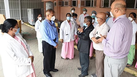 கோவை மாநகராட்சி எல்லைக்குட்பட்ட தியாகி குமரன் வீதியில், தனிமைப்படுத்தப்பட்டுள்ள பகுதியை இன்று ஆய்வு செய்த கூடுதல் தலைமைச் செயலர் அதுல்ய மிஸ்ரா. அருகில் மாவட்ட ஆட்சியர் எஸ்.நாகராஜன், மாநகராட்சி ஆணையர் பெ.குமாரவேல் பாண்டியன் உள்ளனர்.