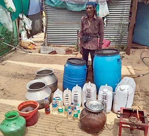 திருச்செந்தூர் அருகே வீரபாண்டி யன்பட்டினத்தில் வீட்டில் கள்ளச் சாராயம் காய்ச்சியவர் கைது செய்யப்பட்டார்.