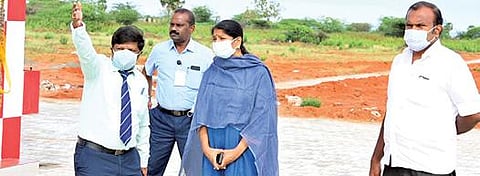 தூத்துக்குடி விமான நிலையத்தில் நடைபெறும் விரிவாக்க பணிகள் குறித்து கனிமொழி எம்.பி.யிடம் விமான நிலைய இயக்குநர் சுப்பிரமணியன் விளக்கிக் கூறினார்.