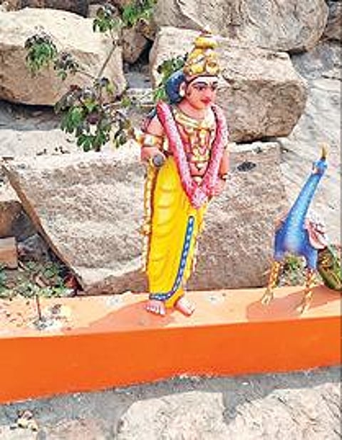 புதுக்கோட்டை மாவட்டம் விராலிமலை சுப்பிரமணியசுவாமி கோயிலில் உடைத்து சேதப்படுத்தப்பட்ட சிற்பங்கள்.