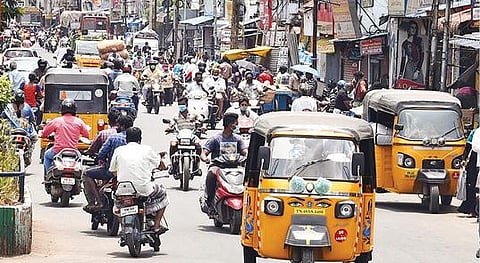 முழு ஊரடங்கு அமலில் உள்ள நிலையில், திருச்சி மாநகரில் வாகனப் போக்குவரத்து அதிகரித்து வருகிறது. திருச்சி பாலக்கரை ரவுண்டானா பகுதியில் நேற்று வாகனங்களில் பயணித்த மக்கள். படம்: ஜி.ஞானவேல்முருகன்