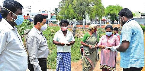 ரேஷன் கடைகளில் கரோனா நிவாரண உதவித்தொகை பெற சேலம் சின்னத்திருப்பதி சுப்புராயன்கவுண்டர் தெருவில் பொதுமக்களுக்கு டோக்கன் விநியோகம் செய்யும் பணி நடந்தது. இப்பணியை ஆட்சியர் ராமன் ஆய்வு செய்தார்.