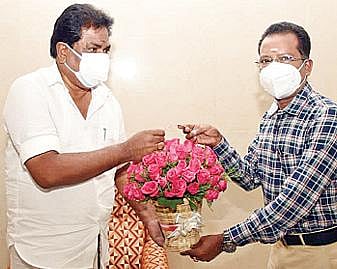 மதுரையில் வணிகவரி மற்றும் பத்திரப்பதிவுத் துறை அமைச்சர் பி.மூர்த்தியை சந்தித்து பூங்கொத்து கொடுத்து வாழ்த்துத் தெரிவித்த மாவட்ட ஆட்சியர் த.அன்பழகன், மாநகராட்சி ஆணையாளர் ச.விசாகன்
