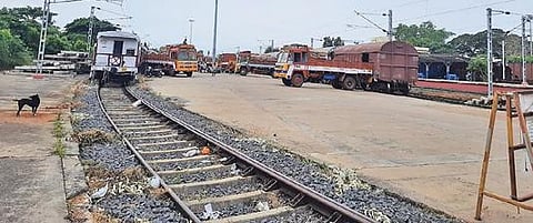 சிதம்பரம் ரயில் நிலையில் தெலங்கானாவில் இருந்து ரயிலில் வந்த மத்திய தொகுப்பு அரிசி மூட்டைகள் இறக்கப்பட்டு லாரியில் ஏற்றப்படுகிறது.