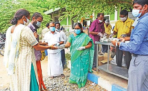 இந்து சமய அறநிலையத்துறை சார்பில் சேலம் அரசு மருத்துவமனையில் பொது மக்களுக்கு உணவுப் பொட்டலங்கள் வழங்கப்பட்டன. படம்: எஸ்.குரு பிரசாத்
