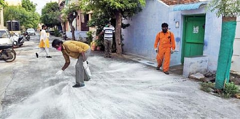 கரோனா பாதிப்புக்குள்ளானவர்கள் வசிக்கும் கருங்கல்பாளையம் விநாயகர் கோயில் பகுதியில் கிருமிநாசினி பொடிகளைத் தூவும் பணியில் மாநகராட்சி பணியாளர்கள் ஈடுபட்டனர்.