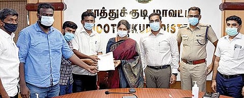 தூத்துக்குடி ஆட்சியர் அலுவலகத்தில் நடைபெற்ற ஆலோசனையின்போது, கனிமொழி எம்பியிடம் ஸ்டெர்லைட் எதிர்ப்பு குழுவினர் கோரிக்கை மனு அளித்தனர். படம்: என்.ராஜேஷ்