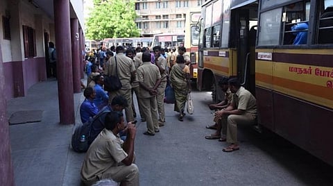 கரோனா ஒழிப்பு நடவடிக்கைக்காக முதல்வர் நிவாரண நிதிக்கு ஒரு நாள் ஊதியம்: போக்குவரத்துக் கழக தொழிலாளர்கள் முடிவு