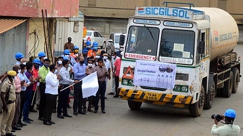 தூத்துக்குடி ஸ்டெர்லைட் ஆலை வளாகத்தில் உள்ள ஆக்சிஜன் உற்பத்தி நிலையத்தில் உற்பத்தி செய்யப்பட்ட 4.8 டன் திரவ ஆக்சிஜனோடு புறப்பட்ட முதலாவது டேங்கர் லாரியை மாவட்ட ஆட்சியர் கி.செந்தில் ராஜ் கொடியசைத்து அனுப்பி வைத்தார். படம்: என்.ராஜேஷ்