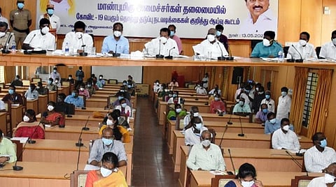 விழுப்புரம் ஆட்சியர் அலுவலகத்தில் கரோனா பரவலை கட்டுப்படுத்துவது தொடர்பாக ஆய்வு கூட்டம் நடைபெற்றது.